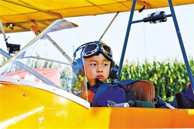 8月31日，5歲半“裸跑弟”從河北固安駕駛飛機(jī)飛越北京野生動(dòng)物園。圖/CFP