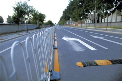 樓梓莊路東，飚車的路已經安裝了隔離護欄和減速帶。新京報記者