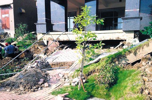 廣東珠海一小區路面下陷3米 回應稱因軟土下沉