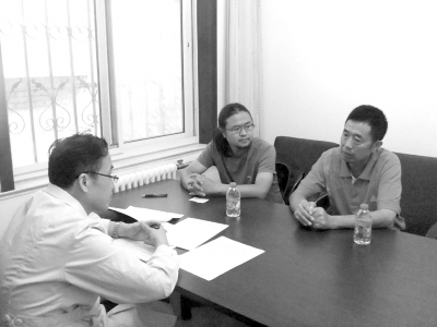 9月13日下午，雷闖(中)與父親在國家衛計委遞交建議信，與衛計委工作人員交流。　雷闖供圖