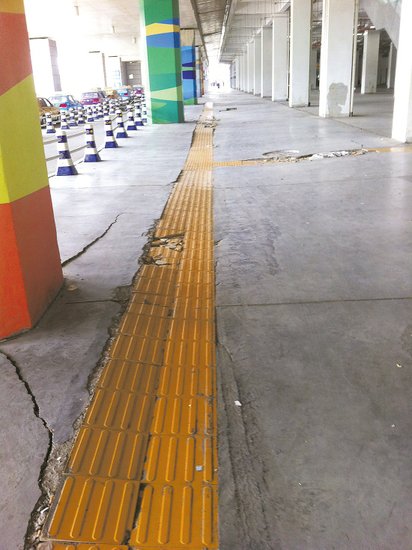 在溫嶺火車站架空層，由于沉降產(chǎn)生的裂縫到處可見。