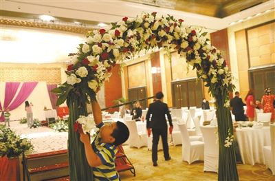 10月5日，北京萬(wàn)達(dá)索菲特酒店，婚宴剛剛結(jié)束。新人介紹，一場(chǎng)婚宴花掉父母20萬(wàn)元。新京報(bào)記者 尹亞飛 攝