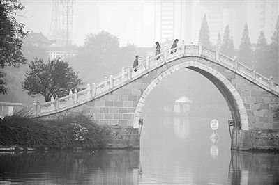 10月28日，市民走在合肥市霧霾籠罩的公園里。新華社發
