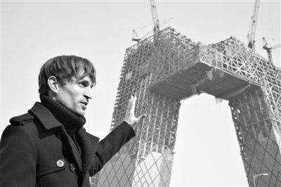 2008年2月，建筑師奧雷·舍人在中央電視臺新址大樓的工地外。圖/CFP