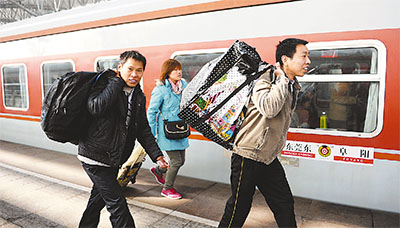 農民工從阜陽坐火車去東莞打工。