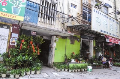 今年8月，當(dāng)年于英生妻子被殺案發(fā)生地——蚌埠市南山路一處臨街一樓的三室一廳——目前已經(jīng)成為一個(gè)花店。