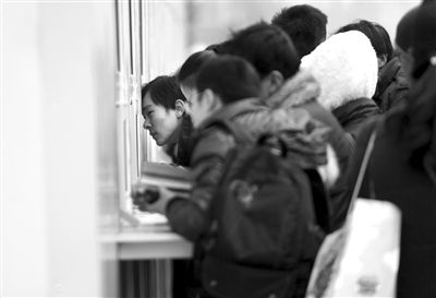 1月6日，旅客在北京站臨時(shí)售票處排隊(duì)購票。新京報(bào)記者