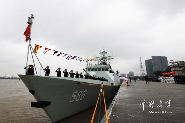 1月8日，某新型導彈護衛艦吉安艦入列海軍東海艦隊命名授旗儀式現場。新華社發