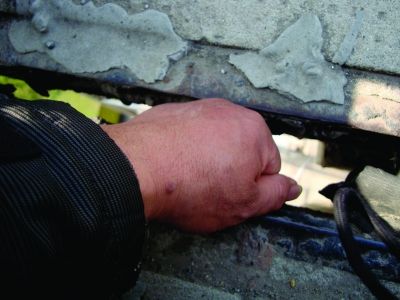 圖為大橋17號墩處橋面裂縫。梅建明 攝