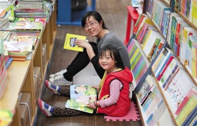昨晚10時(shí)，來(lái)京探親的山東的李女士帶著5歲的女兒琪琪在三聯(lián)書店讀書。4月18日晚開(kāi)始，三聯(lián)韜奮書店正