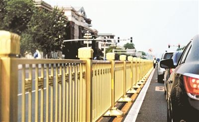 從復興門到建國門，長安街一線全部更換為金色護欄 攝影/本報記者 郝羿
