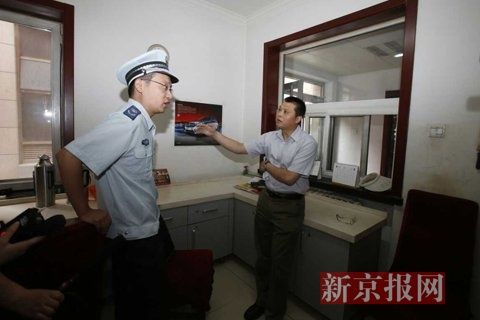 國家文物局的一名工作人員正在與執法人員對峙。新京報記者 高瑋 攝