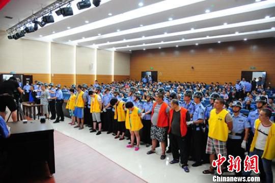 徐州市中級人民法院召開毒品犯罪案件集中宣判大會,11名被告人被判處死刑、無期徒刑和有期徒刑不等。