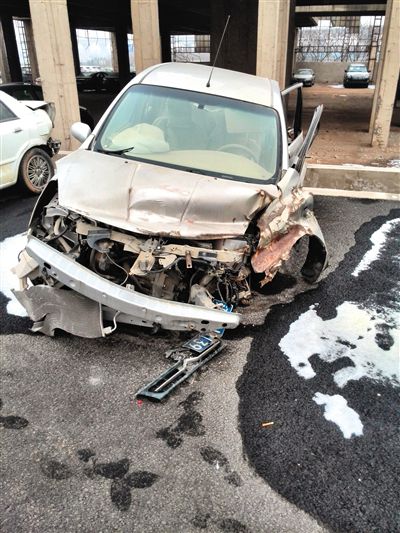 事發轎車。吳英供圖
