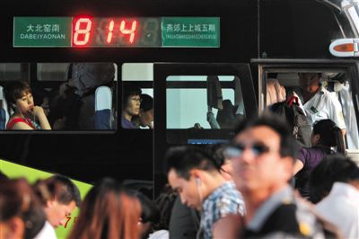 2014年5月22日,乘客在北京大北窯南乘坐開往燕郊的814路公交車。