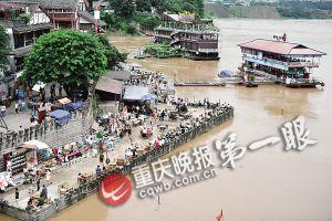 沙坪壩區磁器口，江水逼近休閑平臺。