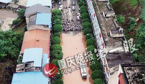 昨下午六點半，統景鎮上許多街道被淹，此時水位還在上漲。(重慶晚報航拍圖片)