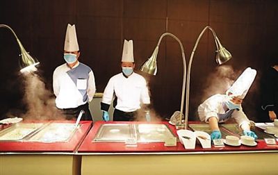 　工作人員在餐廳忙碌。（網絡圖片）