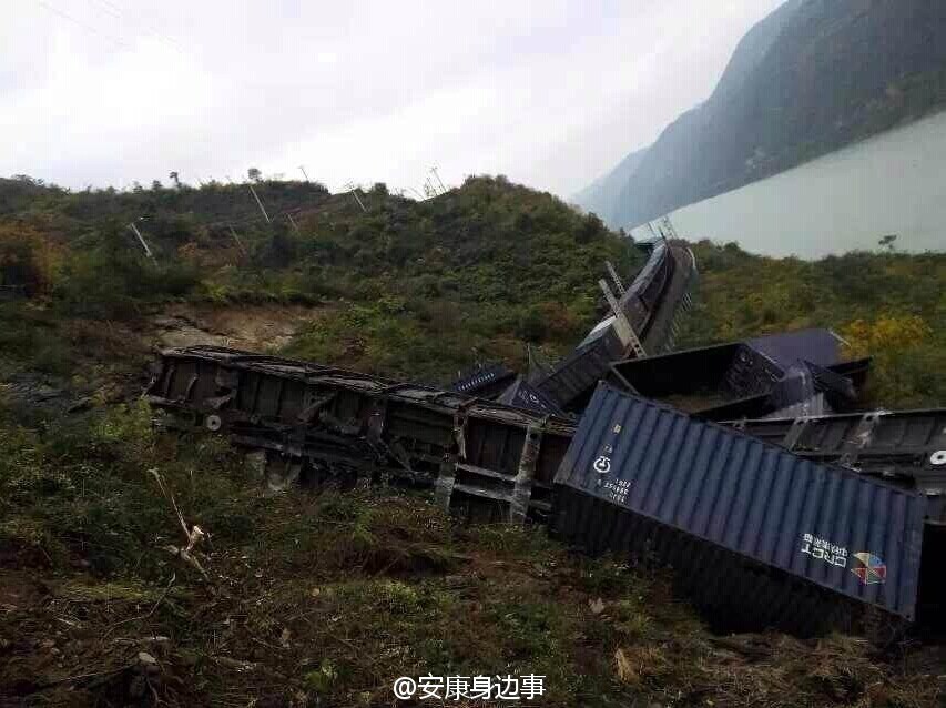 襄渝鐵路旬陽至棕溪上行線發生山體塌方，致使75228次貨物列車8節車廂脫線。圖片來源于網絡