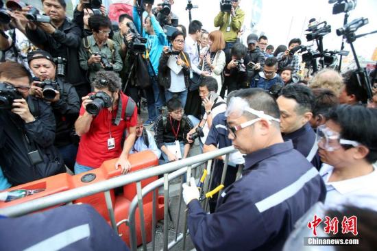 11月18日上午，香港法庭頒令執達主任展開清除在金鐘中信大廈外的障礙物，先后清理了龍匯道上的鐵馬，警
