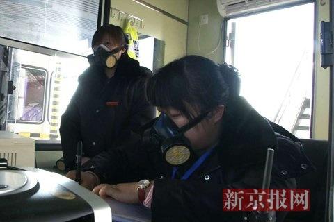 收費員戴防毒面具上班。當地網友供圖