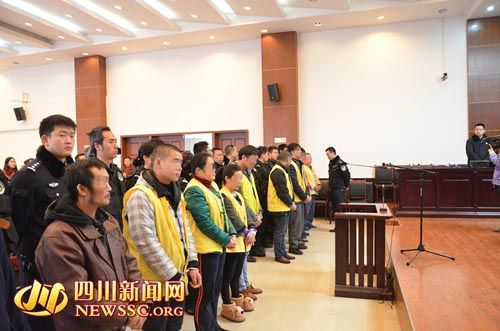 胡寶寶（右四）等接受集中宣判。