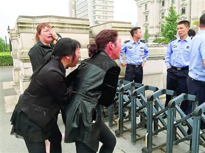 昨日，連恩青被執行死刑。執刑前，連恩青的父母和妹妹進入溫嶺市看守所與連恩青見面，但其他親屬均被拒見最后一面。　本版圖片/CFP