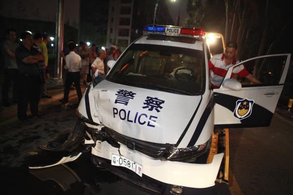 深圳一副局長開警車撞賓利逃逸 疑監控醉態明顯