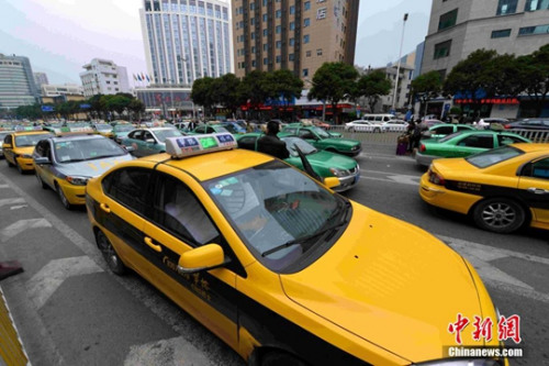 1月17日，福州華榕出租車公司期下的出租車在街頭候客。