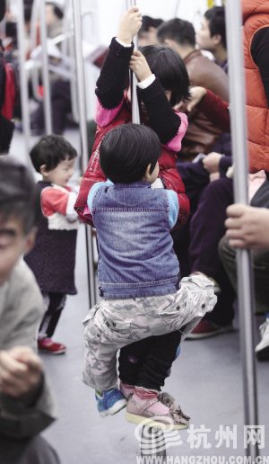 杭州地鐵1號線進(jìn)行免費(fèi)試乘 小孩在車廂內(nèi)小便