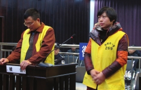 12月10日，衡陽市中級人民法院，顧湘陵（左）和妻子吳利君當庭接受庭審。圖/通訊員李建輝