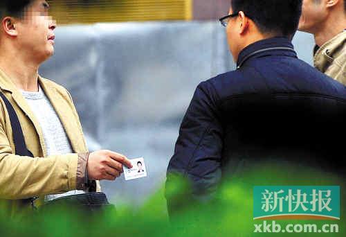 在進行了近半個月暗訪調(diào)查中，有證販子告訴記者稱，二代身份證買賣已形成產(chǎn)業(yè)鏈，不僅貨源穩(wěn)定，生意也是相當(dāng)紅火。■正佳廣場附近，一名男子正向記者兜售二代身份證。