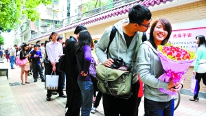 2011年11月11日，越秀區(qū)民政局，登記結(jié)婚的隊伍排了足有一百米長（資料圖片）?！∮浾唿S澄鋒攝