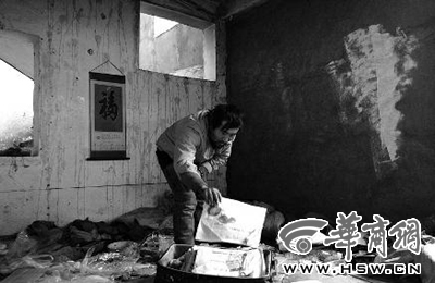 　西安市解放路與東大街十字西北角的一棟待拆遷的樓房中，陳露山整理自己每天看的報(bào)紙