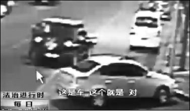事發(fā)現(xiàn)場(chǎng)監(jiān)控錄像顯示，白圈內(nèi)的被害人老丁，正在牧馬人越野車(chē)旁收費(fèi)。 圖片來(lái)自電視截圖