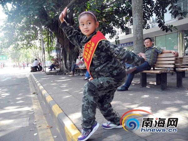 馮靖涵擺出武術POSE(南海網記者陳望攝)