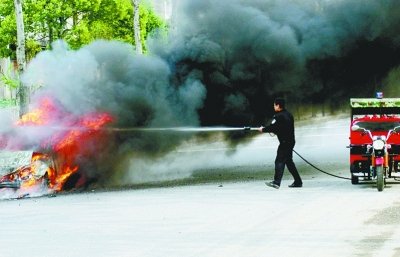 轎車追尾巴士引發油箱爆炸 17名乘客及時疏散