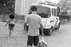 昨天，小豆被民警帶走，轉移到別處居住現代快報記者辛一攝