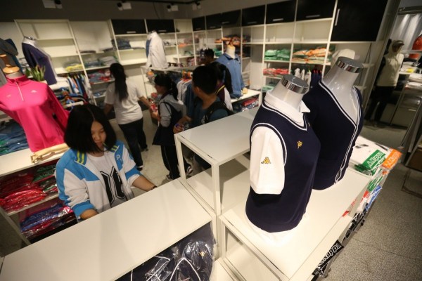　9月12日，北京，十一學(xué)校在推出三大類、超過40款“最潮”校服，吸引學(xué)生搶購。
