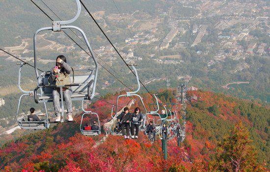 　香山公園“吊籃式”纜車除防護杠外，無其他防護措施。（資料圖）