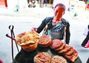 手頭拮據(jù)，每天只能吃一頓飯。