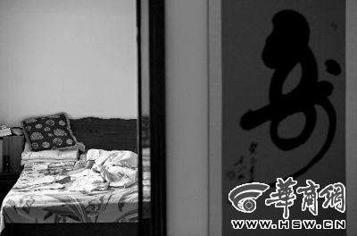 昨日，徐萬(wàn)發(fā)躺在自家床上，鼻子插著氧氣管 記者張杰攝