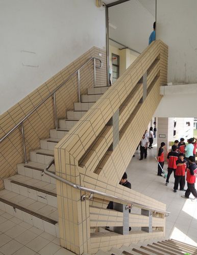 高職樓梯口傳出情殺，嚇壞一群學生。圖片來源：臺灣媒體