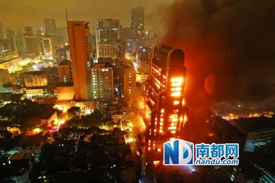 昨晚近7時，廣州越秀區起義路217號建業大廈發生火災。火勢猛烈，將整棟大樓都燒了個通透。