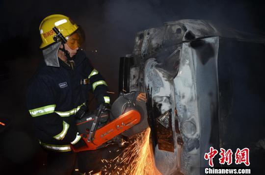 圖為消防人員破拆轎車，尋找4萬元現(xiàn)金。嚴(yán)光濤 攝