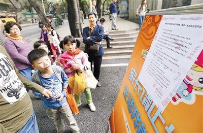 昨日，中華路小學(xué)貼出告示，提醒家長(zhǎng)不要相信傳言。