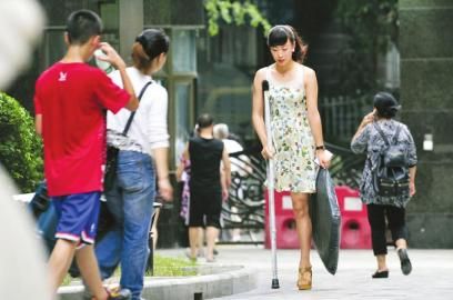 7月11日，阿依穿著高跟鞋在小區拿快遞。