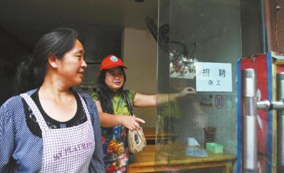 8月14日，市民志愿者體驗城管執法招呼商家不要亂張貼。