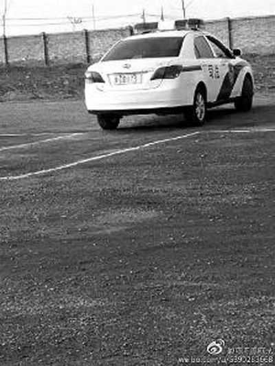 一輛車牌號(hào) 為“ 陜DD173”的制式警車停在一個(gè)劃著白線的場(chǎng)地上，車身標(biāo)有“司法”字樣