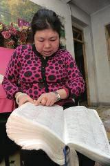 背單詞，是很多學生學習英語時最頭疼的事兒，而西安51歲大學英語老師李艷芝在兩年內背完《英漢大詞典》22萬個英語詞匯，學生稱贊其為一本活的《英漢大詞典》；兒子自小患有自閉癥，生活不能自理，20年前又與丈夫離婚，面對生活的不幸，她秉承“你必須一直向前”的信念。